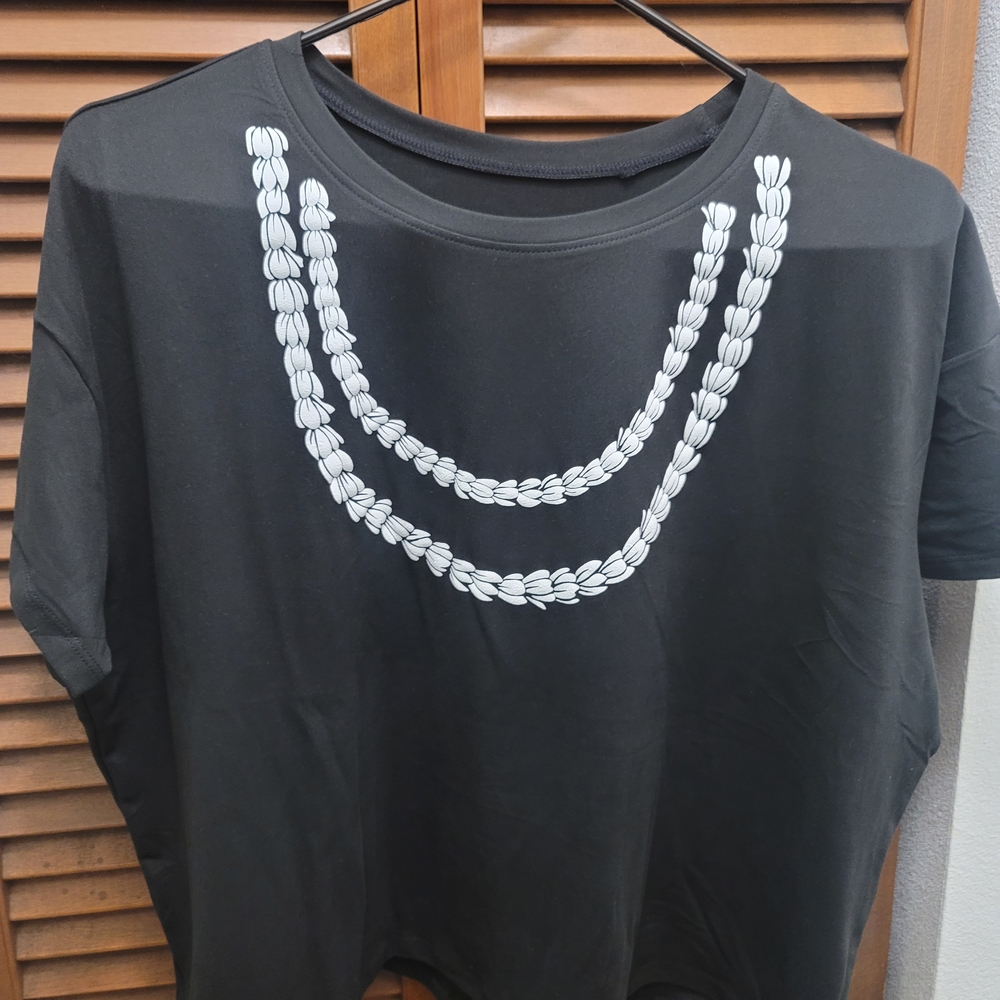 Pikake Lei Black Tee